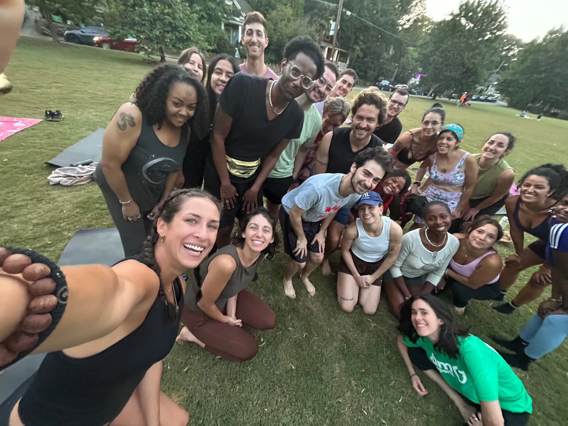 amiqo yoga group selfie